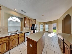 107 Monticello Dr in Mansfield, TX - Foto de edificio - Building Photo