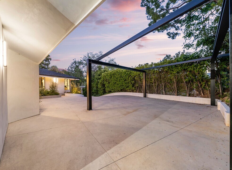 16110 Clear Oak Dr in Los Angeles, CA - Building Photo