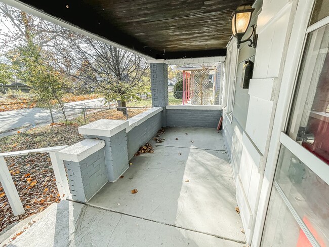 2230 Woodlawn Ave in Indianapolis, IN - Foto de edificio - Building Photo