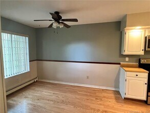 23 Canterbury Ct in Brookfield, CT - Building Photo - Building Photo