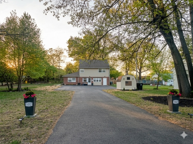102 Spruce St, Unit B in Delran, NJ - Foto de edificio - Building Photo