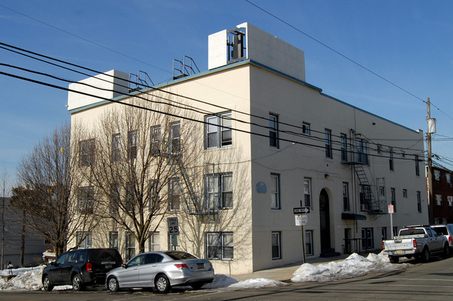 333 7th St in Fairview, NJ - Foto de edificio - Building Photo