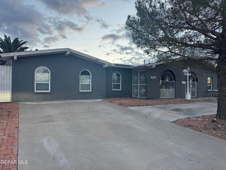 6437 Dawn Dr in El Paso, TX - Building Photo