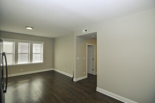 2240 N Sawyer Ave, Unit M331 in Chicago, IL - Building Photo - Building Photo