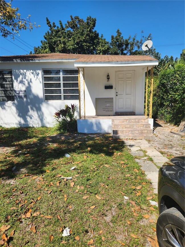 25 NE 43rd St in Miami, FL - Building Photo - Building Photo