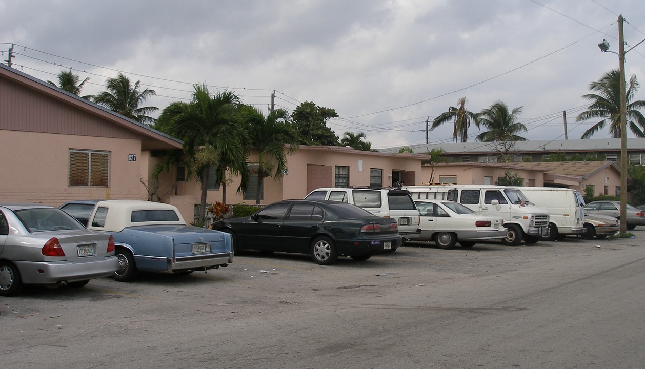 833 NW 10th Ter in Fort Lauderdale, FL - Building Photo