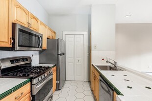 495 E Broadway, Unit 2 Apartamentos