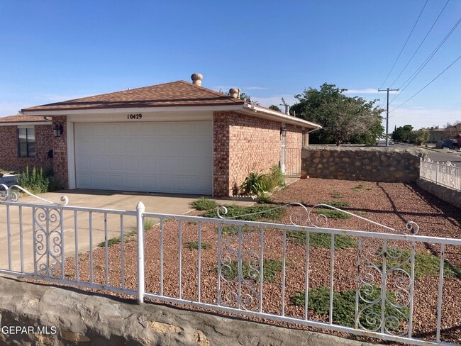 10429 Birthstone Dr in El Paso, TX - Foto de edificio - Building Photo