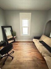 8213 S Houston Ave, Unit 2nd Floor in Chicago, IL - Building Photo - Building Photo