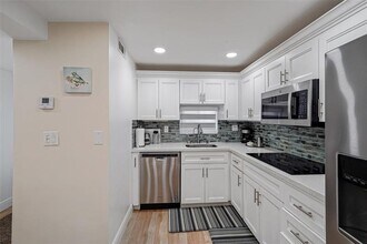 361 S Hollybrook Dr in Pembroke Pines, FL - Foto de edificio - Building Photo