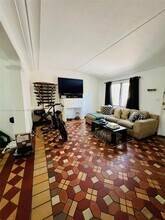 2830 Pine Tree Dr in Miami Beach, FL - Foto de edificio - Building Photo