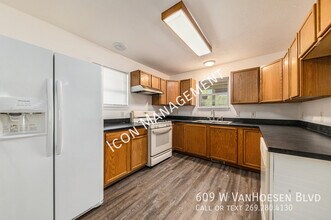 609 W Van Hoesen Blvd in Portage, MI - Building Photo - Building Photo