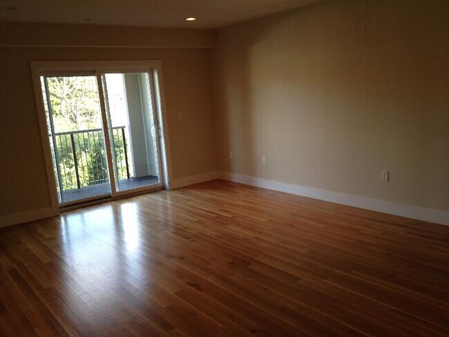 321 Hammond Pond Pky, Unit 301 in Chestnut Hill, MA - Foto de edificio - Building Photo