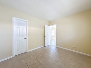 240-260 NW 40th Ct in Oakland Park, FL - Building Photo - Building Photo
