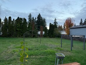 17609 SE Stark St in Portland, OR - Building Photo - Building Photo