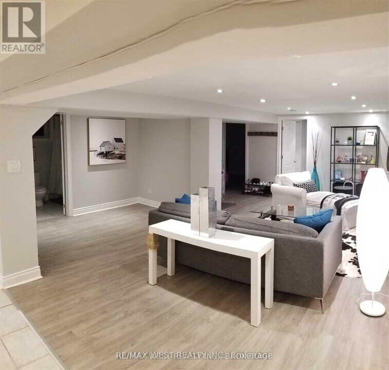 606 Conacher Dr in Toronto, ON - Building Photo