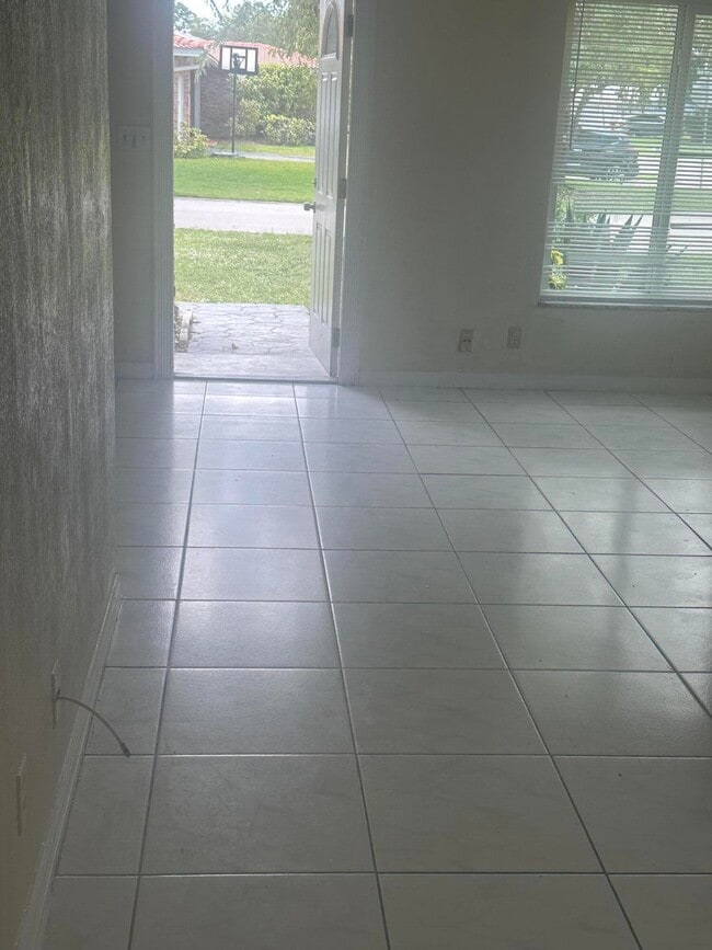 8243 NW 39th St in Coral Springs, FL - Building Photo - Building Photo