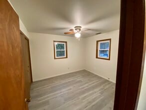 425 King Olav Ln, Unit # 2 in Iola, WI - Foto de edificio - Building Photo