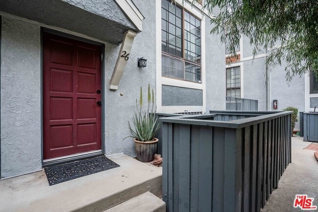 18100 Burbank Blvd in Los Angeles, CA - Building Photo - Building Photo