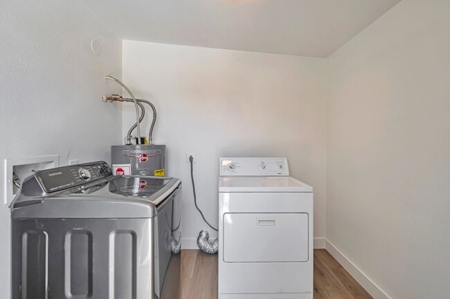 property at 906 W Colgate Dr