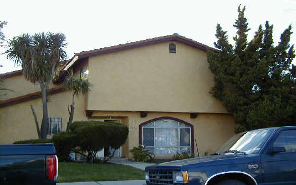 2074 N Highland St in Orange, CA - Foto de edificio - Building Photo