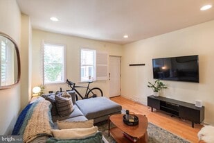 752 N Uber St in Philadelphia, PA - Building Photo