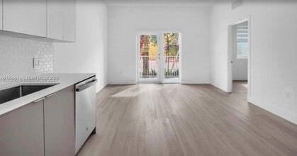 110 Foster Rd in Hallandale Beach, FL - Building Photo - Building Photo