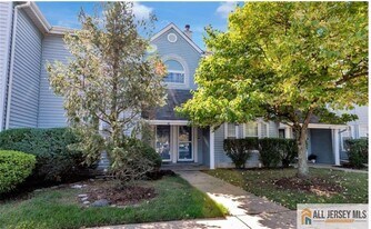 48 Tanglewood Ct in Monmouth Junction, NJ - Building Photo