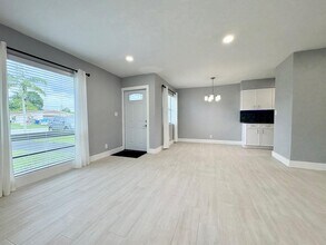 831 SW 13th St in Fort Lauderdale, FL - Foto de edificio - Building Photo