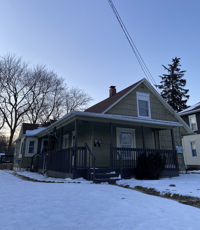1028 Lansing Ave