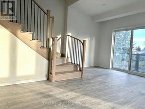 22 Lytham Grn Cir in Newmarket, ON - Building Photo - Building Photo