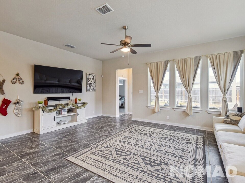 1953 Colonial Ave in New Braunfels, TX - Foto de edificio