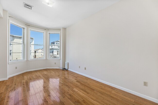 56 Monitor St-Unit -1L in Jersey City, NJ - Building Photo - Building Photo