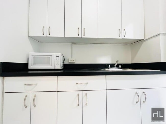 159 E 55th St in New York, NY - Building Photo - Building Photo