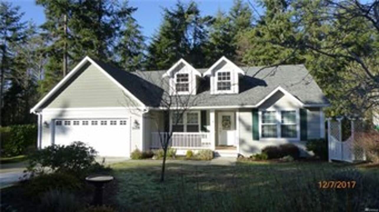 2056 Doe Dr in Oak Harbor, WA - Foto de edificio