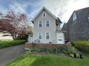 33 Sybil Ave in Branford, CT - Building Photo - Building Photo