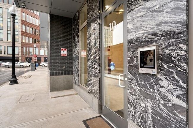10 Taber St, Unit 605 in Boston, MA - Foto de edificio - Building Photo