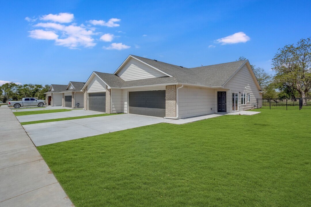 12806 W Wheatland Ct in Wichita, KS - Building Photo
