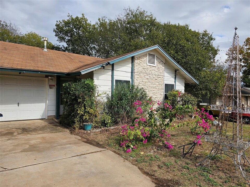 1804 Cherry Orchard Dr in Austin, TX - Foto de edificio