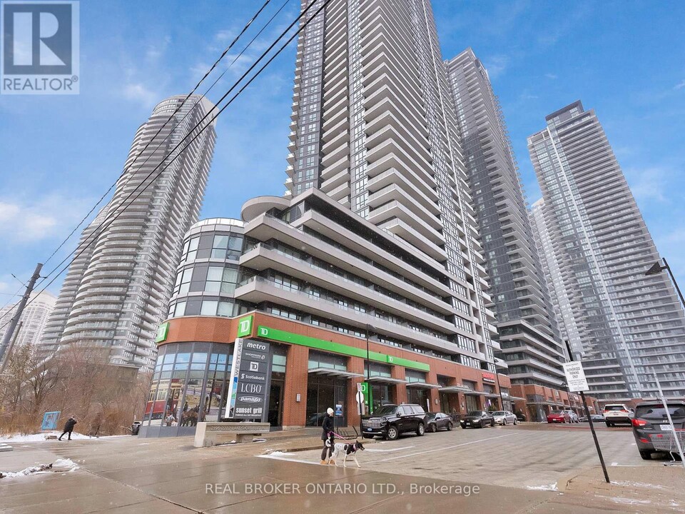 2212-2212 Lake Shore Blvd W in Toronto, ON - Building Photo