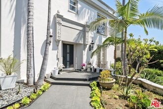 910 N Crescent Dr in Beverly Hills, CA - Building Photo - Building Photo