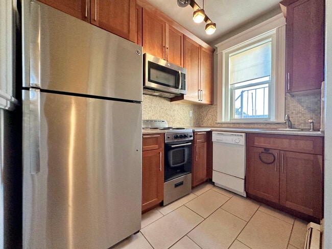 1669 Commonwealth Ave, Unit 18 in Boston, MA - Foto de edificio - Building Photo