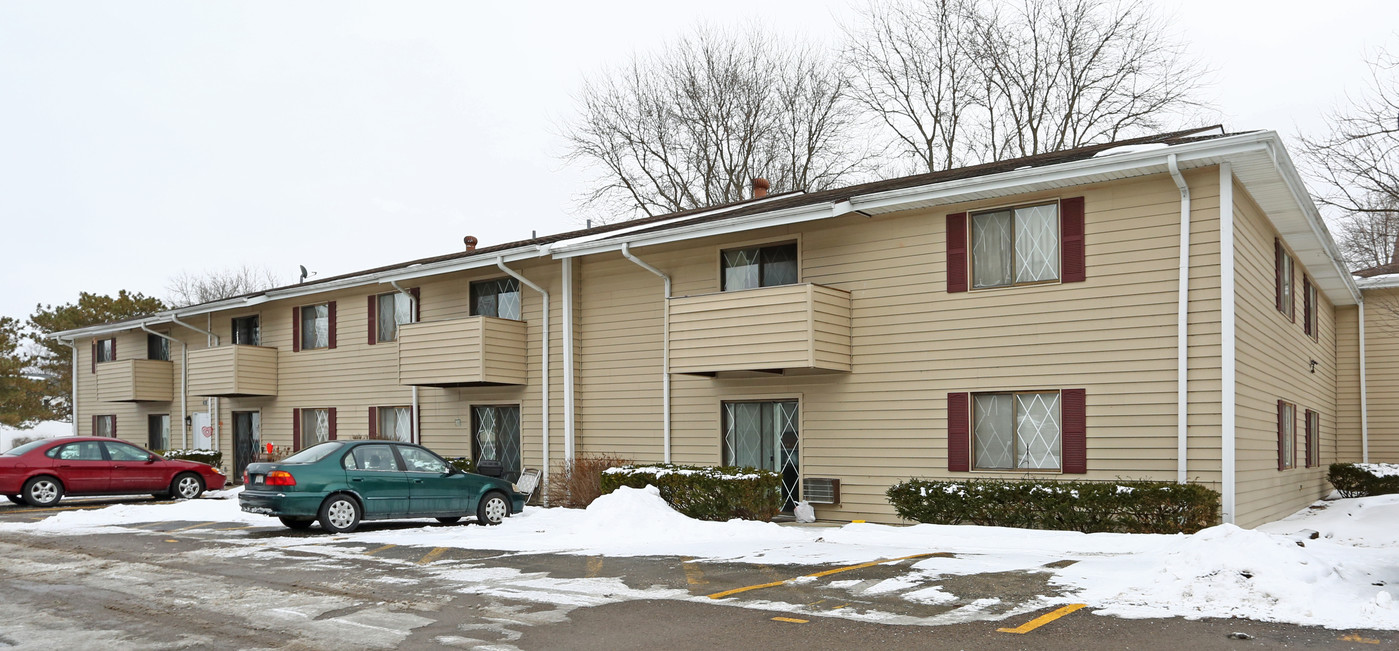 Courtyard Apartments in Beaver Dam, WI - Building Photo