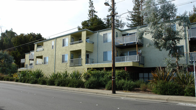 Emerson Arms in Martinez, CA - Foto de edificio - Building Photo