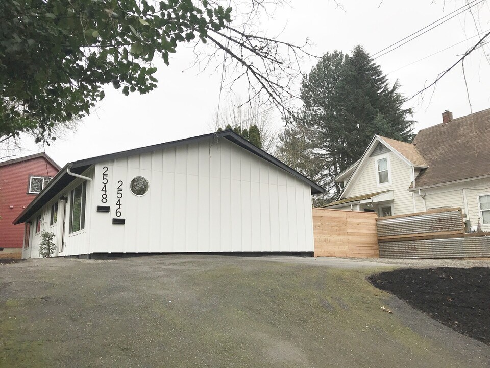 2546-2548-2548 SE 28th Ave in Portland, OR - Building Photo