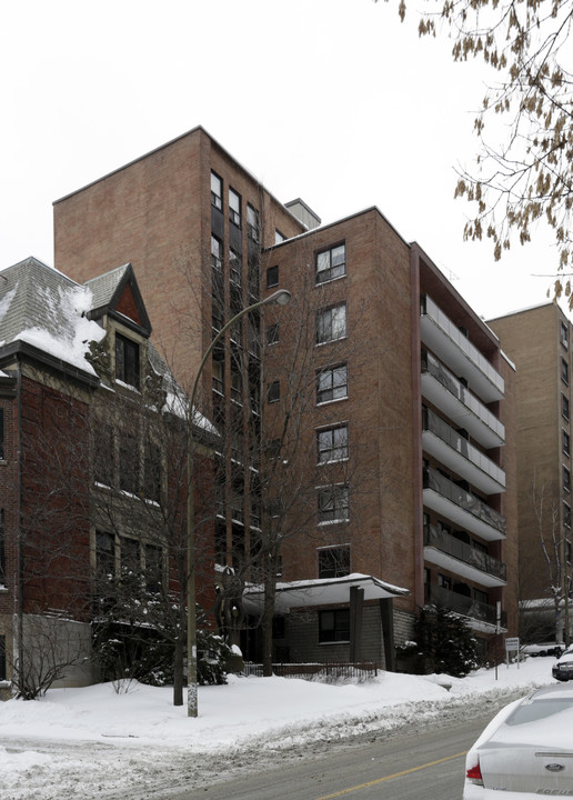 Le Crillon in Montréal, QC - Building Photo