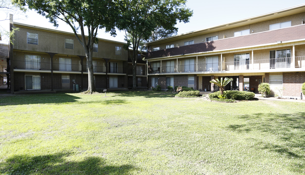 Chateau Cleary Apartments in Metairie, LA - Building Photo