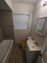 1056 Detroit Cir W in Jacksonville, FL - Foto de edificio - Building Photo