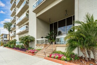 Residential Condos in Santa Monica, CA - Building Photo - Building Photo
