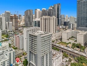 150 SW 10th St, Unit 3 in Miami, FL - Foto de edificio - Building Photo